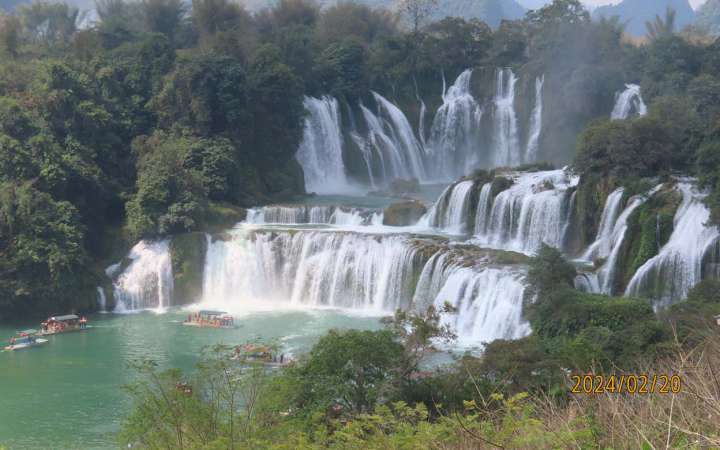 德天瀑布，作为亚洲最大的跨国瀑布，它与越南彼邦相连，横跨两国，展示着自然无边的风采和雄奇的跨国景观。德天瀑布以其独一无二的跨界之美，吸引了成千上万旅行者前来一睹其雄姿。