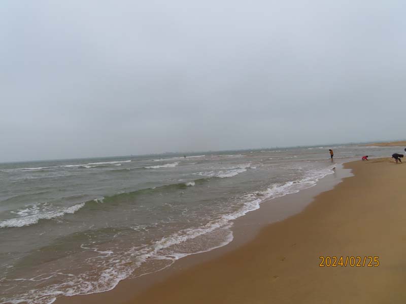 09海口海边沙滩.JPG