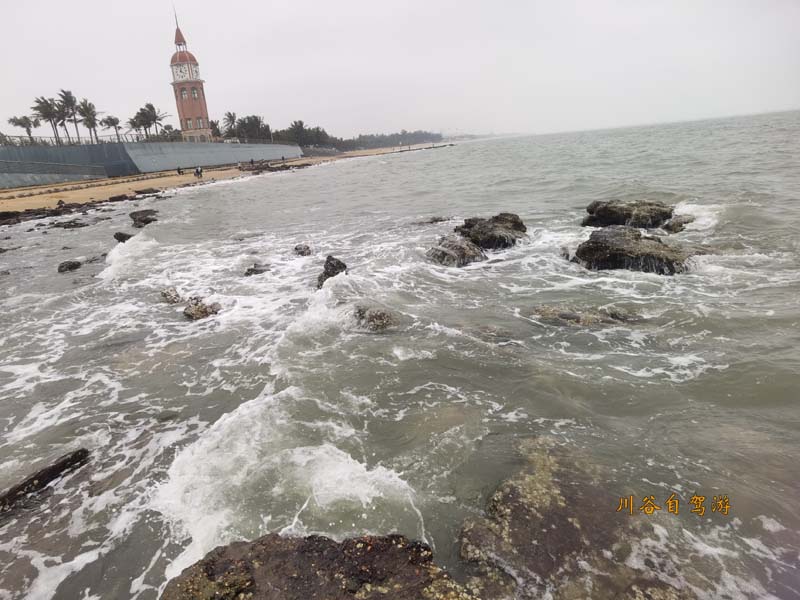 56海口海边沙滩.jpg