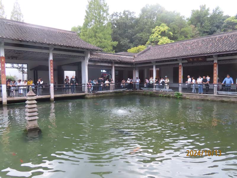 02玉泉鱼跃.JPG