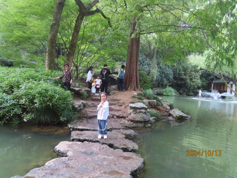 04玉泉鱼跃.JPG