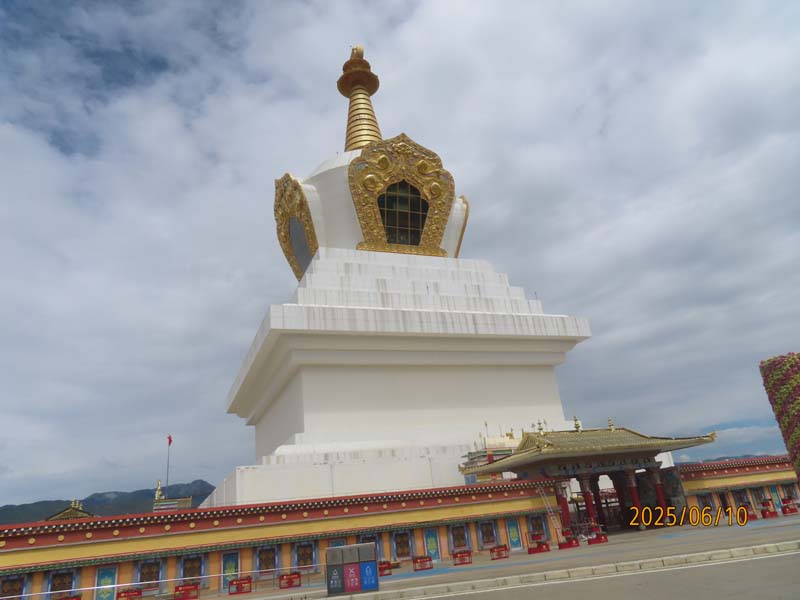 03香格里拉和谐塔中塔.JPG
