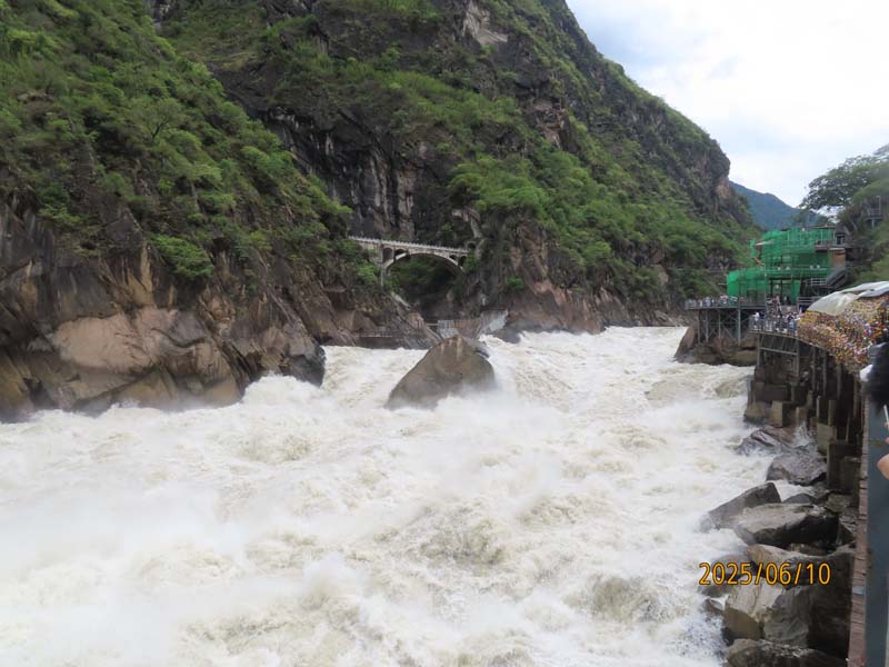 13虎跳峡.JPG