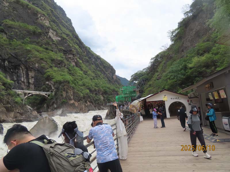 12虎跳峡.JPG